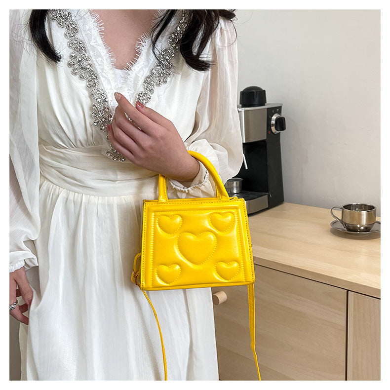 1pc Women’s Stylish Solid Color Handbag with Detachable Strap – Heart Pattern Design, Perfect for Valentine’s Day Gift, Available in Magenta, White, Black, Green, Yellow